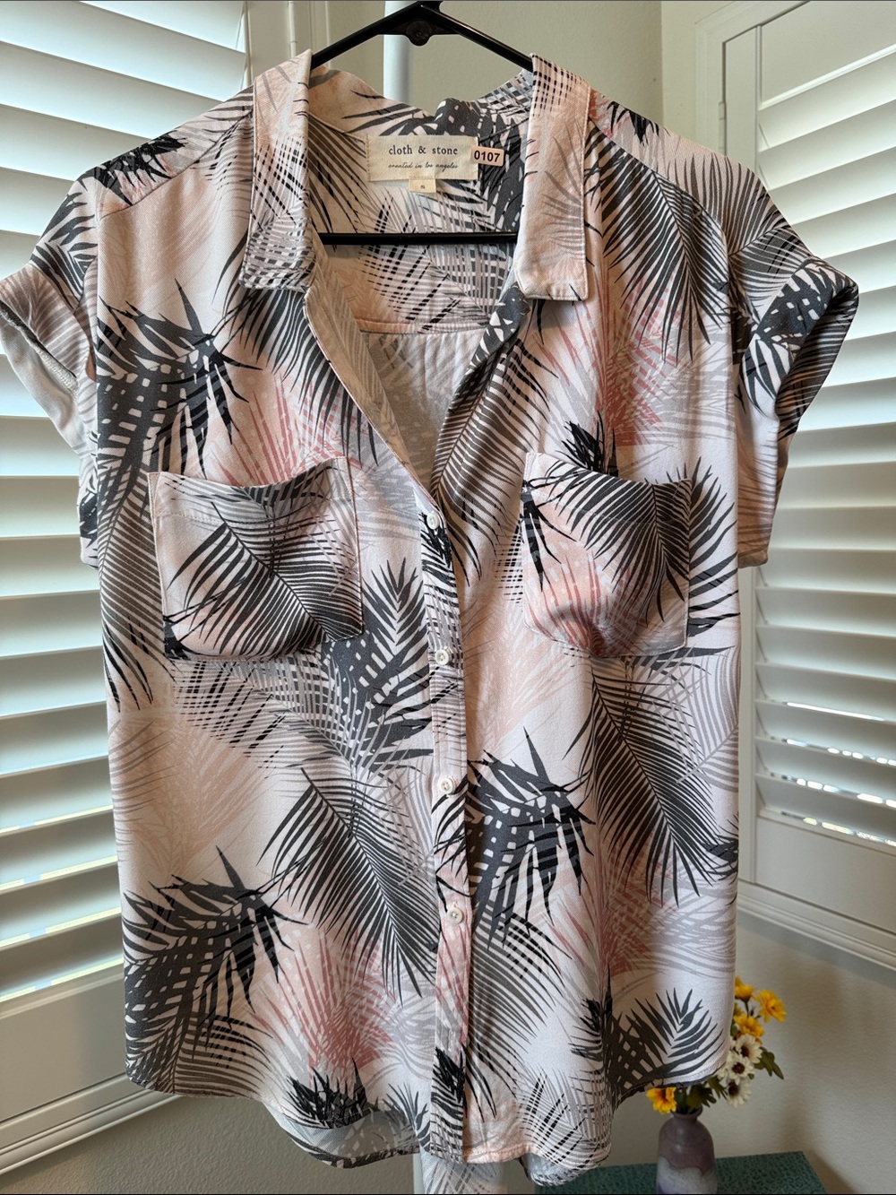Cloth & Stone Women's Blush Palm Print Button-Up Top size small